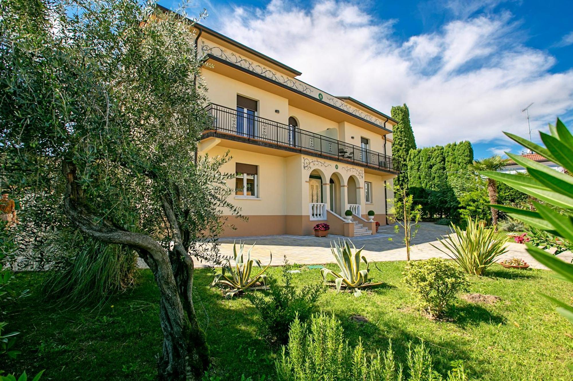 Villa Mimosa - Appartamento 2 - Happy Rentals Desenzano del Garda Eksteriør billede