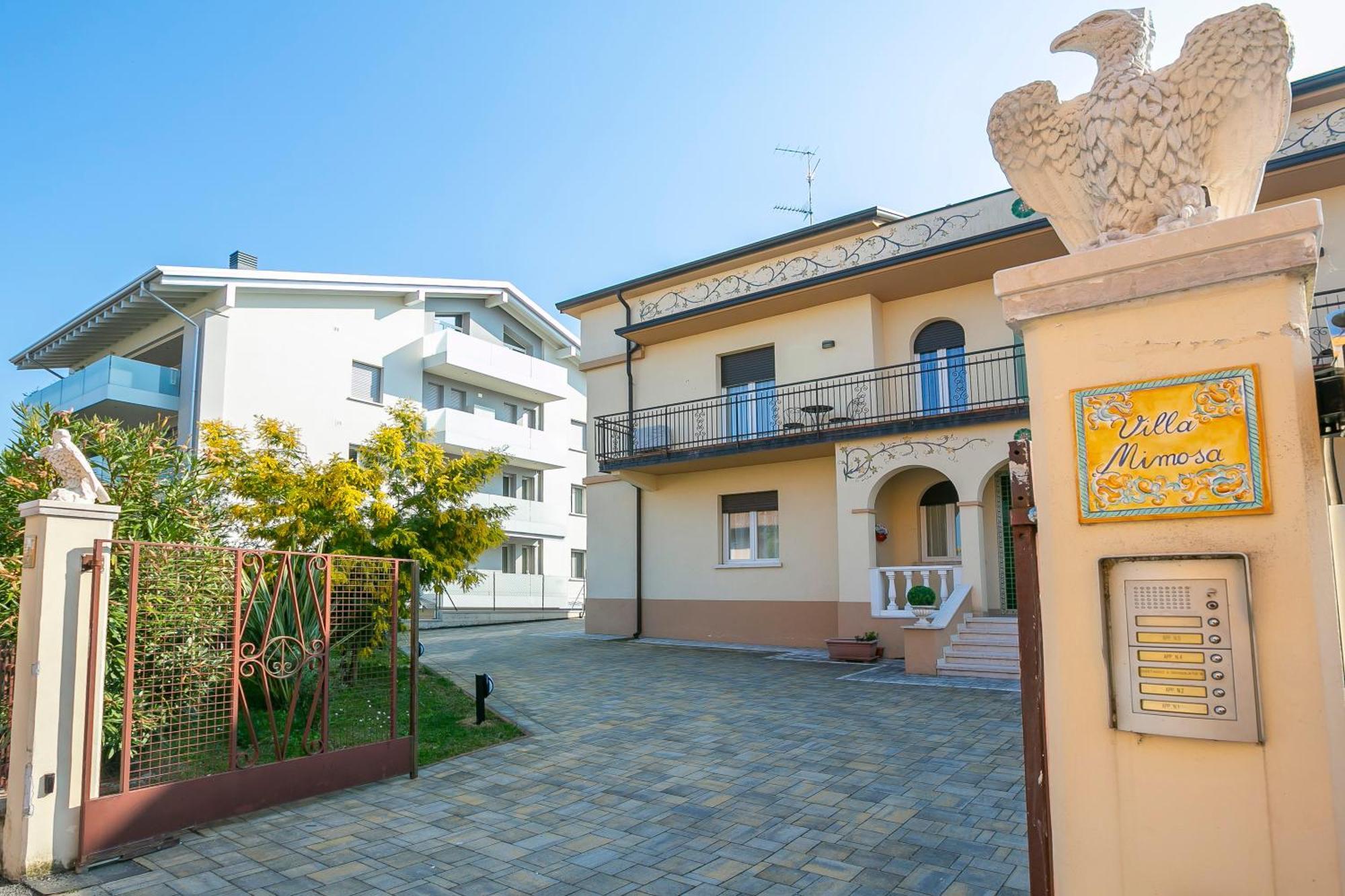 Villa Mimosa - Appartamento 2 - Happy Rentals Desenzano del Garda Eksteriør billede
