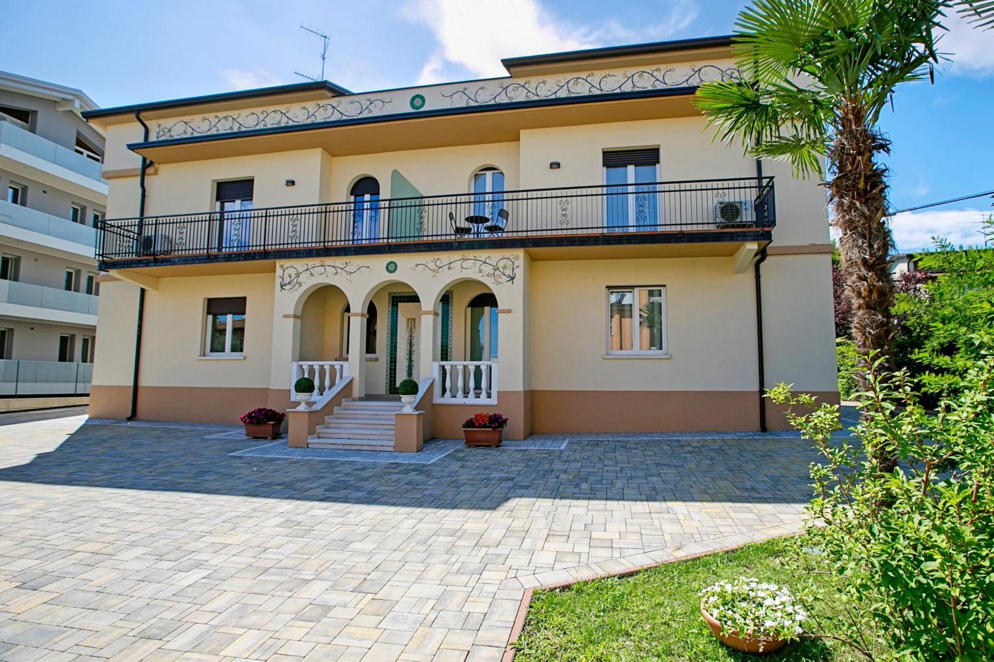 Villa Mimosa - Appartamento 2 - Happy Rentals Desenzano del Garda Eksteriør billede