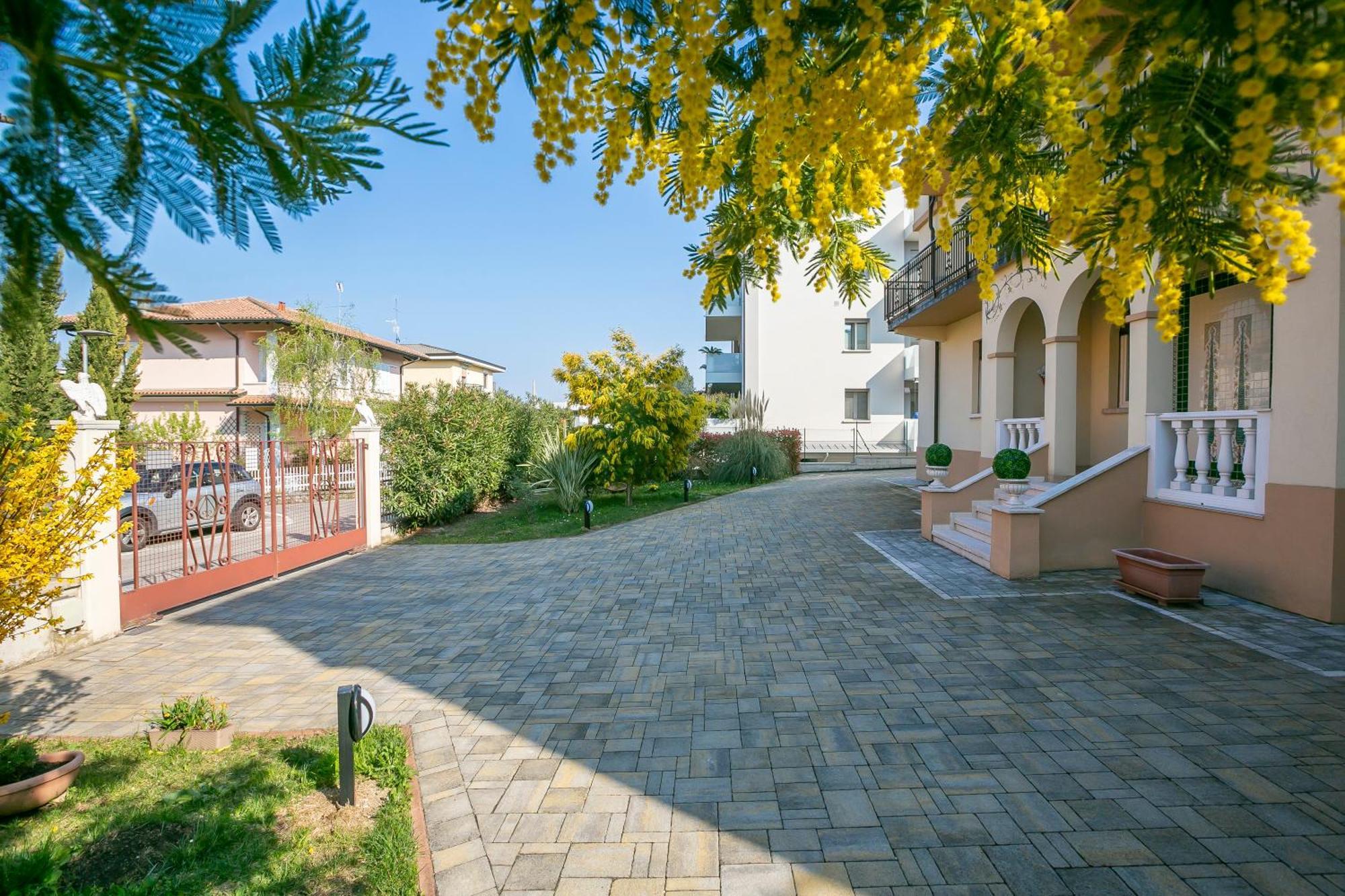 Villa Mimosa - Appartamento 2 - Happy Rentals Desenzano del Garda Eksteriør billede